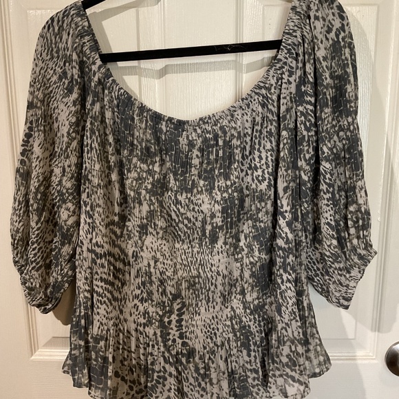 NWT Express Off-the-Shoulder Leopard 🐆 Print Blouse in Gray & White - Picture 6 of 6